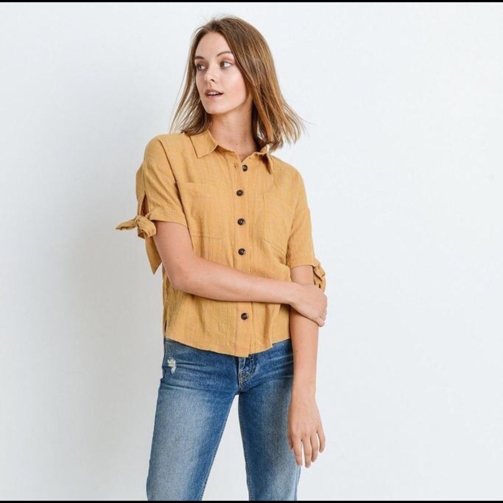 ⭐️Short Sleeve Button Up Top With Tie Sleeve⭐️ - Picture 2 of 6